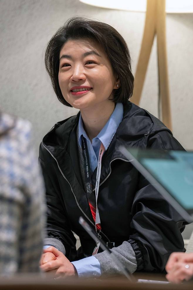 김혜인 현대자동차 HR본부장(부사장)이 지난 16일(현지시각) 미국 뉴욕 제이콥 재비츠 컨벤션 센터에서 열린 ‘2025 뉴욕 국제 오토쇼’에서 취재진과 인터뷰를 하고 있다. [현대차 제공]