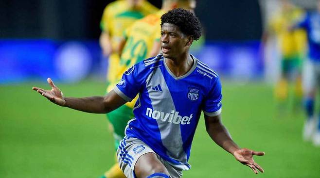 [서울=뉴시스] 에콰도르 과야킬서 잭슨 로드리게스 집에 괴한이 침입해 아내와 딸을 납치하는 사건이 발생했다. (사진=AP/ESPN) 2025.04.25 *재판매 및 DB 금지