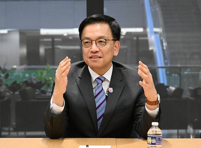 [워싱턴=뉴시스] 최상목 경제부총리 겸 기획재정부 장관이 25일(현지 시간) 워싱턴 D.C. 국제통화기금(IMF) 내 회의실에서 G20 동행기자단과 간담회를 진행하고 있다. (사진=기재부 제공) *재판매 및 DB 금지