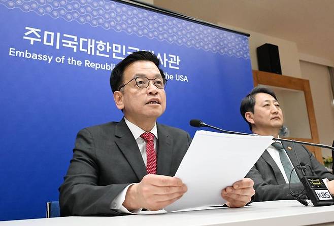 [서울=뉴시스] 최상목 부총리 겸 기획재정부 장관이 24일(현지 시간) 미국 워싱턴D.C. 주미대사관에서 안덕근 산업통상자원부 장관과 함께 한-미 2+2 통상협의(Trade Consultation) 관련 합동브리핑을 하고 있다. (사진=기획재정부 제공) 2025.04.25. photo@newsis.com *재판매 및 DB 금지