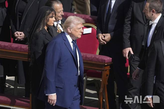 [바티칸=AP/뉴시스] 도널드 트럼프 미국 대통령과 아내 멜라니아 여사가 26일(현지 시간) 바티칸 성 베드로 광장에서 열리는 프란치스코 교황 장례식에 참석하고 있다. 2025.04.26.