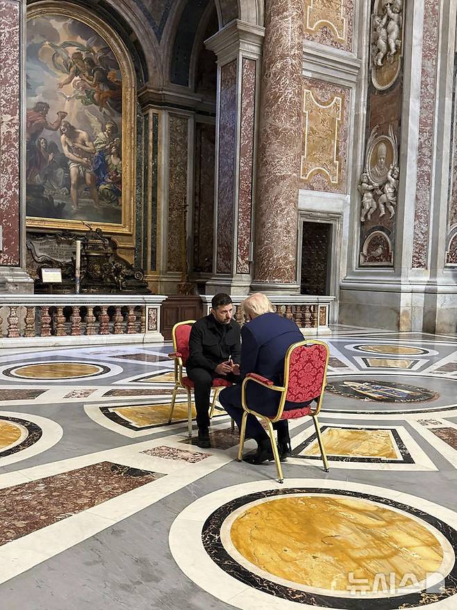 [바티칸시티=AP/뉴시스] 26일(현지 시간) 우크라이나 대통령실이 제공한 사진으로, 도널드 트럼프 미국 대통령(오른쪽)과 볼로디미르 젤렌스키 우크라이나 대통령이 프란치스코 교황 장례미사를 계기로 바티칸에서 회동하고 있다. 2025.04.26