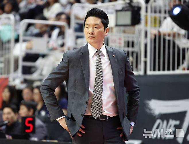 [수원=뉴시스] 김금보 기자 = 27일 오후 경기 수원시 권선구 KT소닉붐아레나에서 열린 2024~2025 프로농구 4강 플레이오프 수원KT와 서울SK의 3차전, 2쿼터 SK 전희철 김독이 경기를 지켜보고 있다. 2025.04.27. kgb@newsis.com