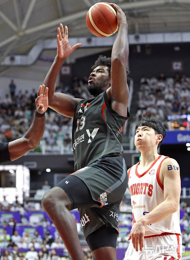 [수원=뉴시스] 김금보 기자 = 27일 오후 경기 수원시 권선구 KT소닉붐아레나에서 열린 2024~2025 프로농구 4강 플레이오프 수원KT와 서울SK의 3차전, 3쿼터 KT 레이션 해먼즈가 슛을 시도하고 있다. 2025.04.27. kgb@newsis.com