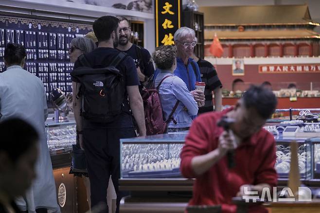 [AP/뉴시스] 중국 베이징의 관광객 패션 보석상점
