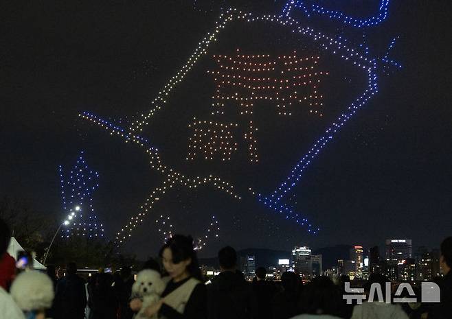 [서울=뉴시스]  Kim Myung -Yeon Reporter = 27日、2025年のハンリバーライトショー（ドローンライトショー）は、ソウル、グワンジン-guのツクセオムのウォーターフロントステージで開催されます。 2025.04.27。 kmn@newsis.com