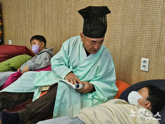 이종욱 할배샘이 초등학교 학생들에게 옛 이야기를 들려주고 있다. 반웅규 기자