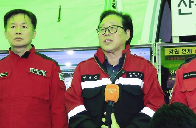 지난 26일 강원 인제에서 발생한 산불이 약 20시간 만에 진화된 가운데 27일 오전 최상기 인제군수가 산불현장지휘본부에서 주불 진화 언론브리핑을 하고 있다. 인제군 제공