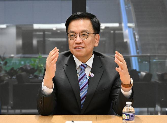 최상목 경제부총리 겸 기획재정부 장관이 지난 25일(현지시간) 미국 워싱턴 DC에서 주요 20개국(G20) 재무장관 회의 동행기자단 간담회에서 인터뷰하고 있다.기획재정부 제공