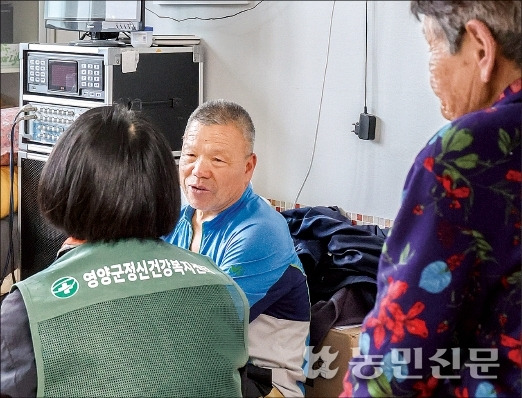 경북 영양군 석보면 답곡2리 경로당에서 한 주민이 산불 트라우마 상담을 받고 있다. 불길을 피하다가 손에 화상까지 입었다는 그는 몸도 마음도 치료가 필요하다. 영양=이종수 기자