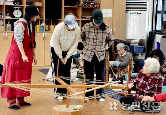 경북 안동 금소마을은 ‘안동포짜기마을보존회’를 세워 전수 교육을 진행하고 촌캉스 프로그램 ‘금양연화’도 운영하고 있다. 마을을 찾은 관광객이 이수자로부터 안동포 짜기 과정에 대해 설명을 듣고 있다.