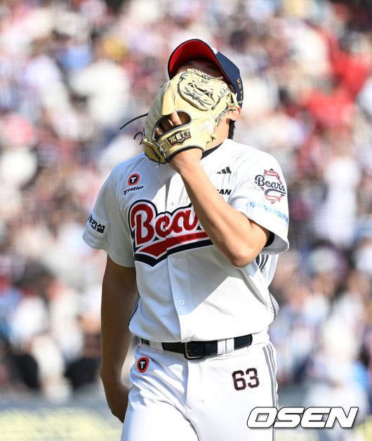 [OSEN=잠실, 이대선 기자] 26일 오후 서울 잠실야구장에서 2025 신한 SOL Bank KBO리그 두산 베어스와 롯데 자이언츠의 경기가 열렸다.두산은 잭로그, 롯데는 나균안을 선발 투수로 내세웠다.8회말 공수교대 때 두산 김택연이 더그아웃으로 가며 아쉬워하고 있다. 2025.04.26 /sunday@osen.co.kr