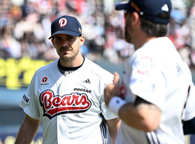 [OSEN=잠실, 이대선 기자] 26일 오후 서울 잠실야구장에서 2025 신한 SOL Bank KBO리그 두산 베어스와 롯데 자이언츠의 경기가 열렸다.두산은 잭로그, 롯데는 나균안을 선발 투수로 내세웠다.4회초 공수교대 때 두산 잭로그가 케이브의 엄지척에 미소짓고 있다. 2025.04.26 /sunday@osen.co.kr