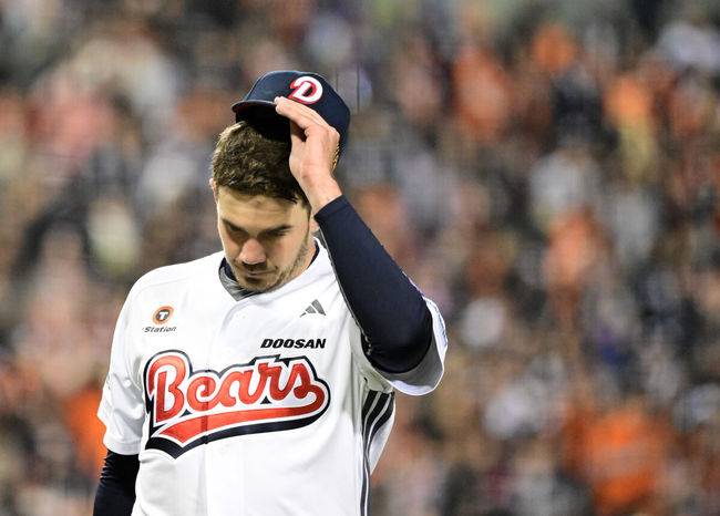 [OSEN=잠실, 지형준 기자] 10일 오후 서울 잠실야구장에서 2025 신한 SOL Bank KBO리그 두산 베어스와 한화 이글스의 경기가 열렸다.이날 두산은 잭로그, 한화는 와이스를 선발로 내세웠다.6회말 2사 2,3루에서 두산 잭로그가 한화 김태연에 2타점 우전 적시타를 허용하며 강판당하고 있다. 2025.04.10 / jpnews@osen.co.kr