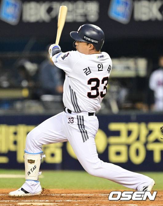 [OSEN=잠실, 김성락 기자] 18일 오후 서울 잠실야구장에서 2025 신한 SOL Bank KBO리그 두산 베어스와 KIA 타이거즈의 경기가 열린다.이날 두산은 콜어빈, KIA는 윤영철을 선발로 예고했다.6회말 1사 3루 두산 김인태가 1타점 적시 2루타를 날리고 있다. 2025.04.18 / ksl0919@osen.co.kr