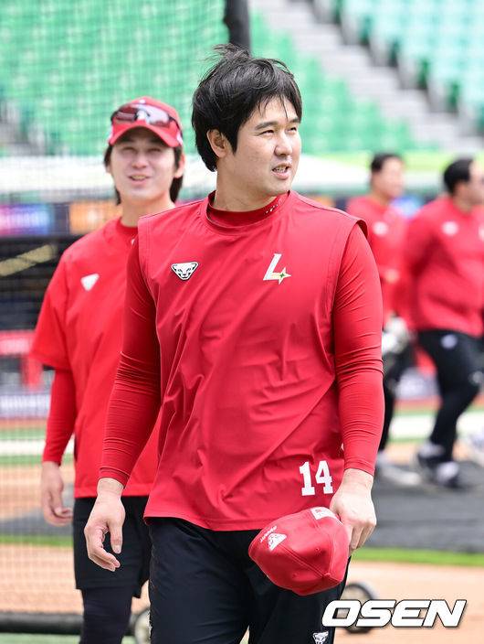 [OSEN=인천, 김성락 기자] 27일 인천 미추홀구 SSG랜더스필드에서 '2025 신한 SOL Bank KBO리그' SSG 랜더스와 키움 히어로즈의 경기가 열렸다. 홈팀 SSG는 김광현, 키움은 하영민을 선발로 내세웠다. 경기 시작에 앞서 SSG 최정이 훈련을 하고 있다. 2025.04.27 / ksl0919@osen.co.kr