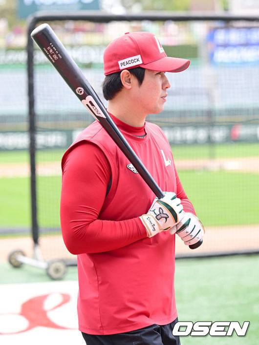 [OSEN=인천, 김성락 기자] 27일 인천 미추홀구 SSG랜더스필드에서 '2025 신한 SOL Bank KBO리그' SSG 랜더스와 키움 히어로즈의 경기가 열렸다. 홈팀 SSG는 김광현, 키움은 하영민을 선발로 내세웠다. 경기 시작에 앞서 SSG 최정이 훈련을 하고 있다. 2025.04.27 / ksl0919@osen.co.kr