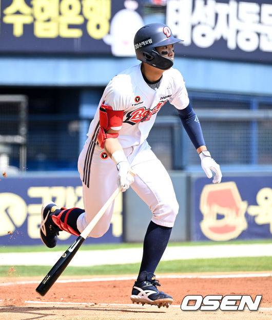 첫 타석 옛 동료 나균안 상대로 안타