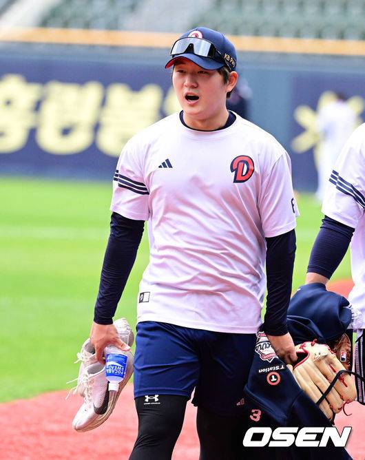 [OSEN=잠실, 지형준 기자] 19일 오후 서울 잠실구장에서 2025 신한 SOL뱅크 KBO리그 두산 베어스와 KIA 타이거즈의 경기가 열린다.이날 두산은 최원준, KIA는 아담 올러를 선발로 내세웠다.두산 김택연이 훈련을 마치고 이동하고 있다. 2025.04.19 / jpnews@osen.co.kr