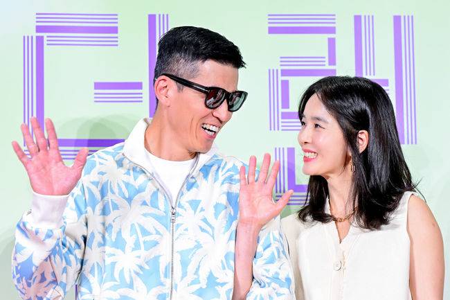 [OSEN=지형준 기자] 31일 오후 서울 메가박스 코엑스에서 영화 '원더랜드' VIP 시사회가 열렸다.'원더랜드'는 죽은 사람을 인공지능으로 복원하는 영상통화 서비스 ‘원더랜드’를 통해 사랑하는 사람과 다시 만나는 이야기로 6월 5일 전국 극장에서 만날 수 있다.가수 션, 배우 정혜영 부부가 참석해 포즈를 취하고 있다. 2024.05.31 /jpnews@osen.co.kr