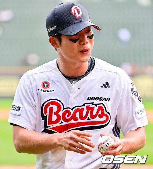 [OSEN=잠실, 박준형 기자]  두산 이승엽호가&nbsp;‘시범경기 타격왕’ 오명진의 결승 만루홈런에 힘입어 연패를 끊어냈다.&nbsp;프로야구 두산 베어스는 27일 서울 잠실구장에서 열린 2025 신한 SOL뱅크 KBO리그 롯데 자이언츠와의 시즌 6차전에서 13-4 대승을 거뒀다.경기종료 후 두산 오명진이 데뷔 첫 홈런 겸 만루홈런 기념구를 보이고 있다.2025.04.27 / soul1014@osen.co.kr