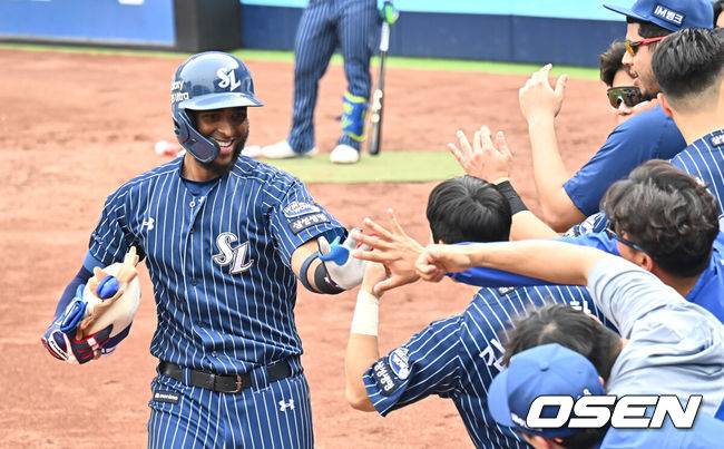 [OSEN=대구, 이석우 기자] 27일 대구삼성라이온즈파크에서 2025 신한 SOL 뱅크 KBO 리그 삼성 라이온즈와 NC 다이노스의 경기가 열렸다. 홈팀 삼성은 레예스가, 방문팀 NC는 신민혁이 선발 출전했다. 삼성 라이온즈 디아즈가 5회말 1사 우월 솔로 홈런을 치고 하이파이브를 하고 있다. 2025.04.27 / foto0307@osen.co.kr