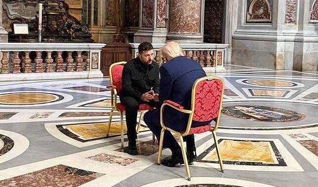 ▲ 26일(현지시간) 도널드 트럼프(오른쪽) 대통령이 성베드로 성당에서 볼로디미르 젤렌스키 대통령과 만나 대화를 나누고 있다. 양 정상 간 만남은 지난 2월 28일 백악관에서의 회동 이후 약 두 달 만이다. ⓒ'트루스소셜' 트럼프 계정 갈무리