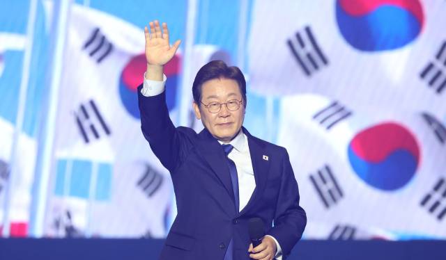 ▲더불어민주당 이재명 대선 경선 후보가 27일 경기 고양시 킨텍스에서 열린 '제21대 대통령선거 후보자 선출을 위한 수도권·강원·제주 경선 및 최종 후보자 선출 대회'에서 최종 후보로 확정된 뒤 손들어 인사하고 있다. ⓒ연합뉴스