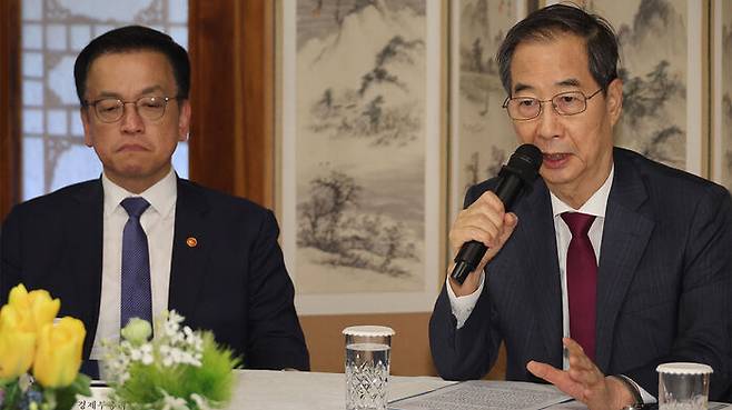 한덕수 대통령 권한대행 국무총리가 14일 서울 공관에서 경제안보전략 TF 회의를 하고 있다. 왼쪽은 최상목 부총리 겸 기획재정부 장관.
