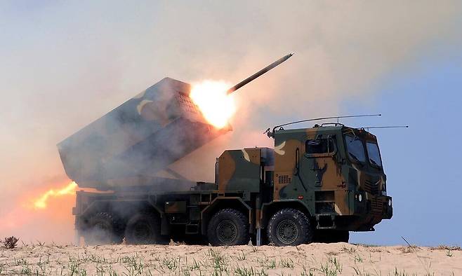 육군 천무 다연장로켓 발사대에서 로켓이 발사되고 있다. 세계일보 자료사진