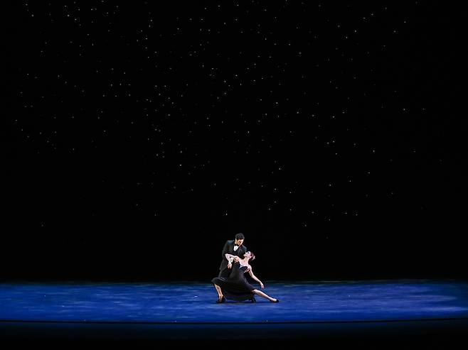 밤하늘 아래 펼쳐지는 한편의 영화 같은 ‘시내트라 모음곡’의 커샌드라 트레너리와 헤르만 코르네호. GS아트센터 제공