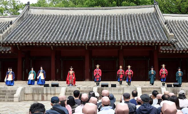 27일 서울 종로구 종묘 영녕전에서 '2025년 종묘 묘현례' 행사가 열리고 있다. '묘현례(廟見禮)'는 조선시대 왕비나 세자빈이 혼례를 마치고 역대 왕과 왕비의 신주가 모셔진 종묘에 인사드리는 의식이다.