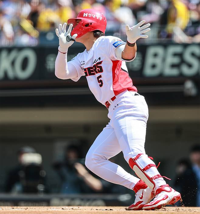 KIA 김도영이 지난 26일 광주 기아챔피언스필드에서 열린 2025 KBO리그 LG와 홈 경기에서 적시타를 날리고 있다. 김도영의 복귀로 시즌 초반 부진했던 KIA가 반등할 수 있을지 관심이 쏠린다. KIA 타이거즈 제공