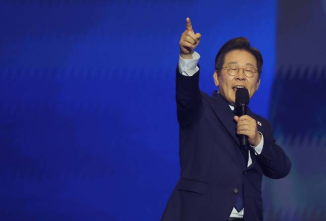 더불어민주당 대선후보로 확정된 이재명 전 대표가 27일 경기 고양시 킨텍스에서 열린 제21대 대통령선거 후보자 선출을 위한 수도권·강원·제주 합동연설회에서 수락연설을 하고 있다. 고양=허정호 선임기자