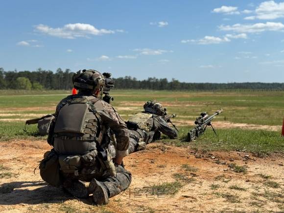 육군 1군단 특공연대 저격수팀 장제욱 중사(사수)와 박대운 상사(관측수)가 4~10일 미국 조지아주 포트무어에서 개최된 ‘2025년 미 국제 저격수대회’에서 표적을 저격하는 모습. 2025.4.23 육군 제공