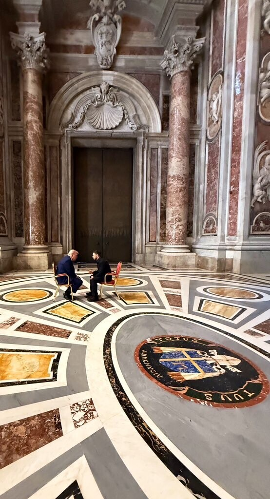 26일 프란치스코 교황의 장례식에 참가한 도널드 트럼프(왼쪽) 미국 대통령과 블라디미르 젤렌스키 대통령이 통역없이 회담을 갖고 있다. 트루스 소셜 캡처