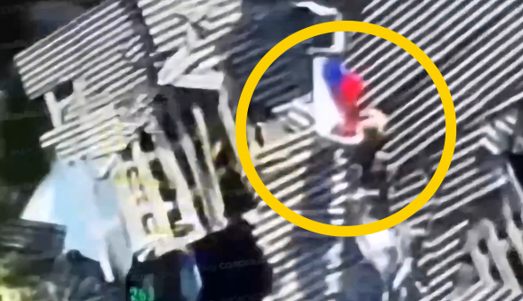 26일(현지시간) 러시아가 우크라이나에 빼앗겼던 서부 쿠르스크 완전 해방을 발표한 가운데, 러시아 국영방송은 제44군단 제22기계화소총연대가 쿠르스크 마지막 수복 마을 고르날에 국기를 게양하며 환호하는 영상을 공개했다. 2025.4.26 러 국영방송