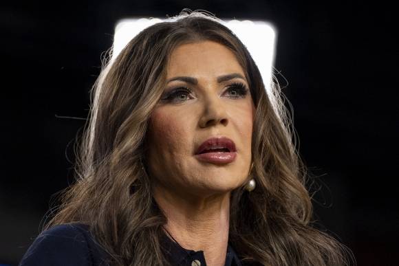 크리스티 놈 미국 국토안보부 장관이 워싱턴DC 이민세관단속국(ICE) 본부에서 이민범죄피해자지원센터(VOICE)의 재출범을 알리는 기자회견을 하고 있다. 2025.4.9 AP 연합뉴스