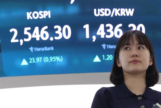 25일 서울 중구 하나은행 본점 딜링룸에서 한 딜러가 자리로 향하고 있다. 이날 코스피는 전장보다 23.97포인트(0.95%) 오른 2546.30에 거래를 마쳤다. 연합뉴스