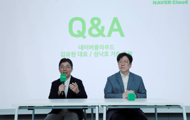 김유원(왼쪽) 네이버클라우드 대표와 성낙호 하이퍼스케일 AI 기술 총괄이 23일 서울 강남구 네이버스퀘어 열린 기자간담회에서 하이퍼클로바X 추론 특화 모델을 소개하고 있다. 사진제공=네이버클라우드