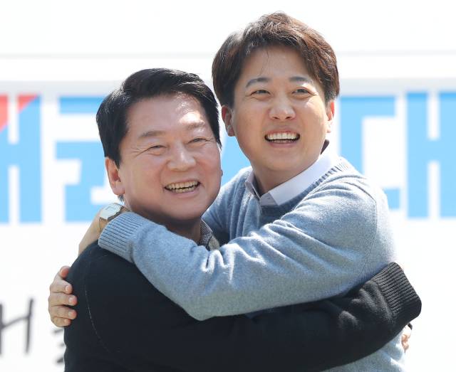 안철수 국민의힘 대선 경선 후보와 이준석 개혁신당 대선 후보가 25일 경기도 성남시 판교역 앞 광장에서 열린 인공지능(AI) 관련 '미래를 여는 단비토크'에서 만나 포옹하고 있다. 연합뉴스