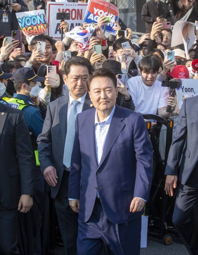 윤석열 전 대통령이 파면 결정 일주일 만인 11일 서울 용산구 한남동 대통령 관저에서 퇴거해 서초동 사저로 떠나고 있다. 오승현 기자 2025.04.11