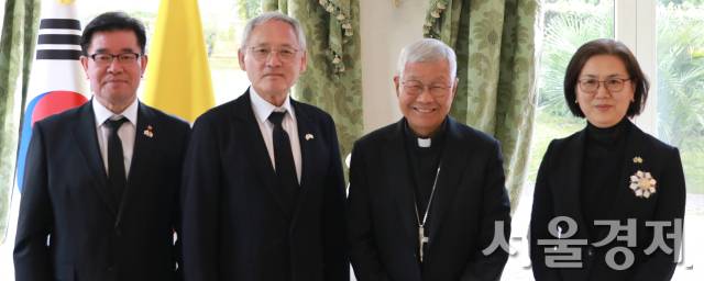 유인촌 문화체육관광부 장관이 지난 26일(현지시간) 프란치스코 교황의 장례미사를 마치고 바티칸 교황청에서 유흥식 추기경과 면담을 한 후 기념촬영을 하고 있다. 사진 제공=문체부