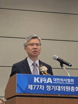 김택우 대한의사협회 회장이 27일 대전컨벤션센터에서 열린 제77차 정기대의원총회에서 인사말을 하고 있다. 사진 제공=대한의사협회
