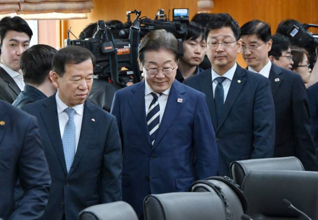 이재명 더불어민주당 대선 경선 후보가 21일 서울 여의도 금융투자협회에서 열린 자본시장 활성화를 위한 정책간담회에서 기념촬영을 마친 후 서유석 금융투자협회장과 함께 자리로 향하고 있다. 성형주 기자 2025.04.21