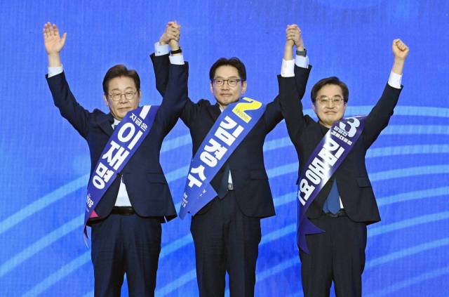 이재명(왼쪽부터), 김경수, 김동연 더불어민주당 대선 예비후보가 27일 경기 고양시 킨텍스에서 열린 제21대 대통령 선거 후보자 선출을 위한 수도권·강원·제주 합동연설회에서 함께 손을 맞잡아 들어보이고 있다. 조태형 기자
