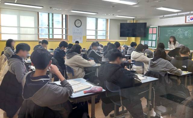 경기 화성시 동탄목동중학교 교실에서 학생들이 수업을 듣고 있다. 연합뉴스