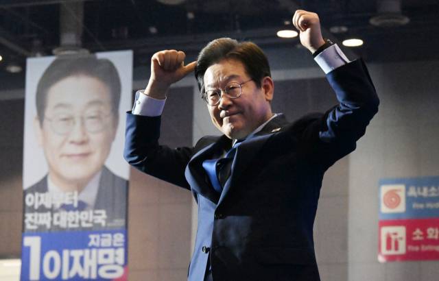 이재명 더불어민주당 대선 예비후보가 27일 경기 고양시 킨텍스에서 열린 제21대 대통령 선거 후보자 선출을 위한 수도권·강원·제주 합동연설회에서 공식 후보로 선출된 뒤 수락 연설 중 팔을 치켜들고 있다. 고양=조태형 기자