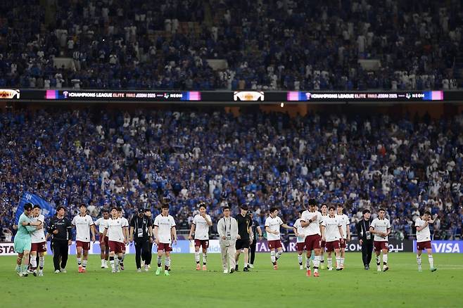 광주FC 선수들이 26일(한국시간) 제다의 킹 압둘라 스포츠시티 스타디움에서 열린 사우디아라비아 알힐랄과 ACLE 8강전에서 0-7로 대패, 4강 진출이 좌절된 뒤 그라운드를 돌며 팬들에게 인사를 전하고 있다. 사진제공｜한국프로축구연맹