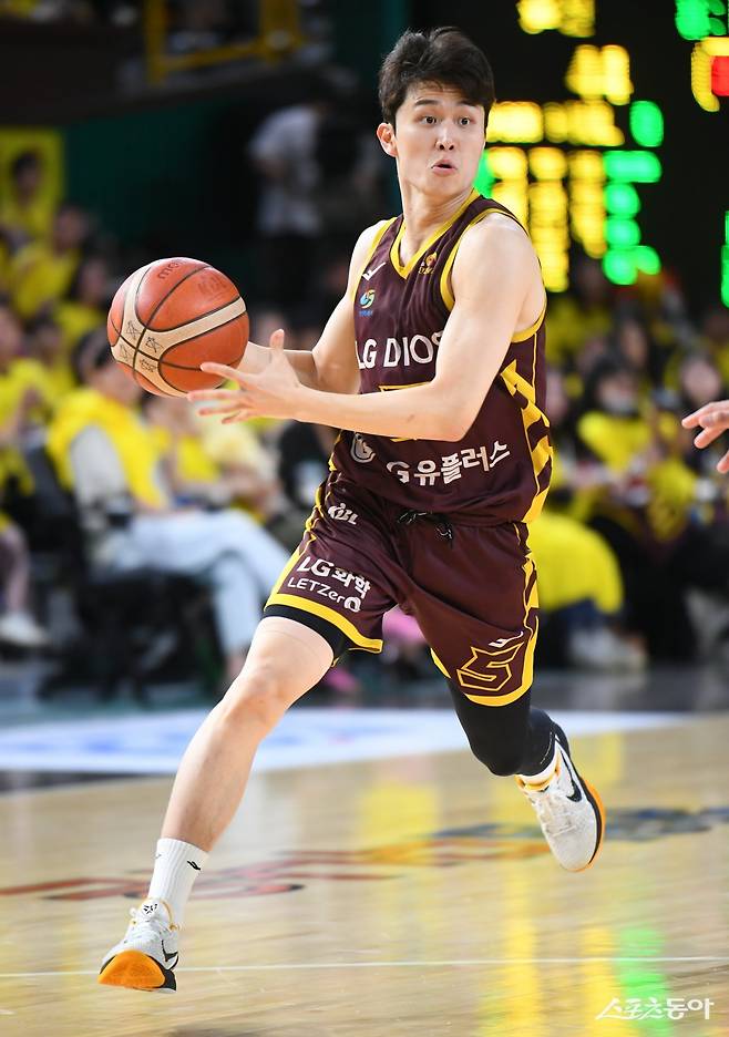 LG 양준석이 26일 현대모비스와 4강 PO 2차전 도중 패스할 곳을 찾고 있다. 그는 2차전에서 10점·9어시스트로 팀의 공격을 주도하며 LG의 4강 PO 2연승 질주에 앞장섰다. 사진제공|KBL